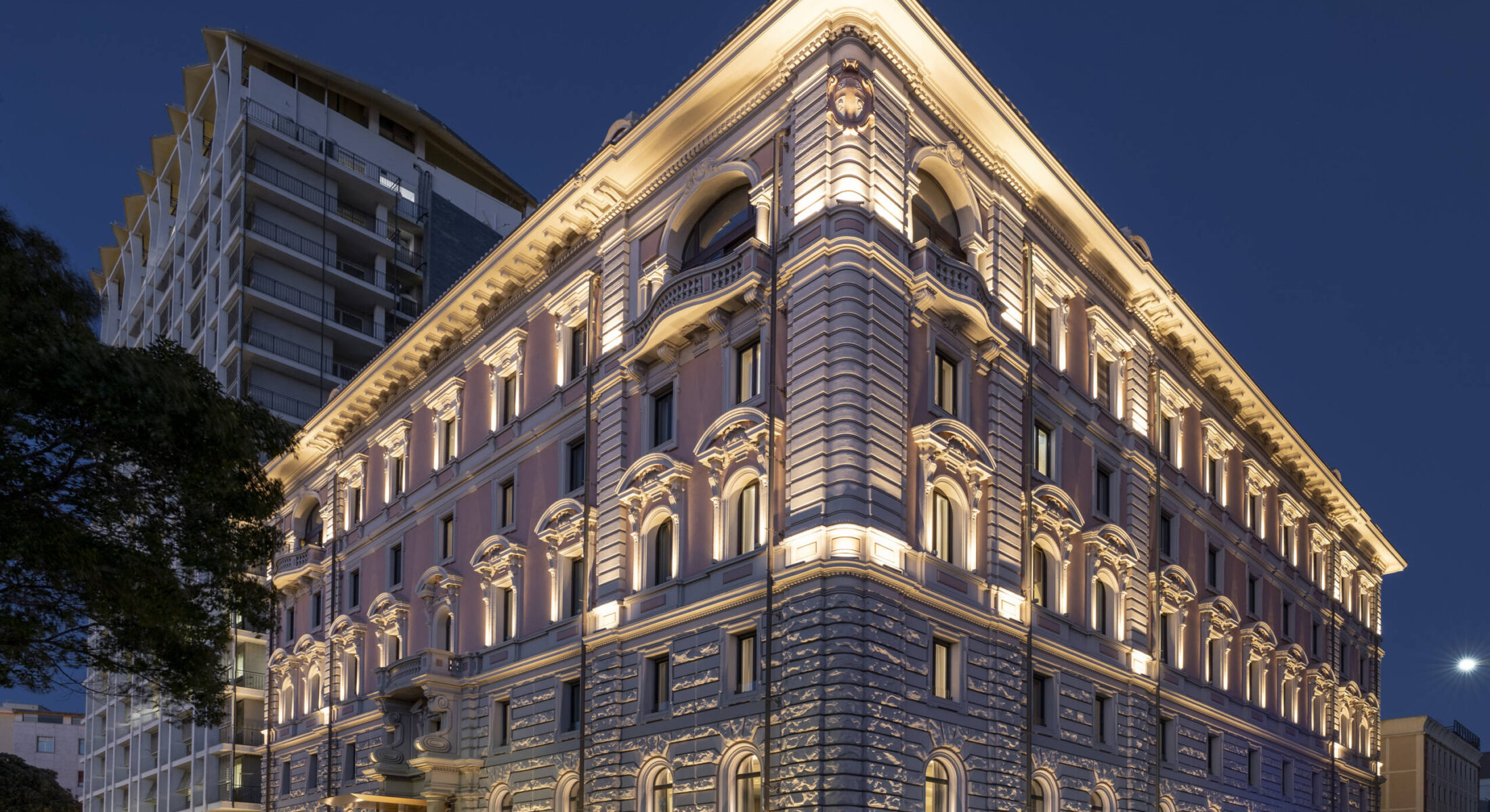 Palazzo_Tirso_Facade_by_night